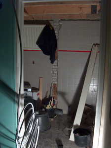 878175 Afbeelding van de werkzaamheden voor de doorbraak tussen de panden Waterstraat 27 (Volksbuurtmuseum Wijk C) en ...